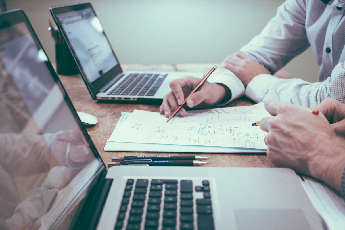 B2B-inkoper maakt een keuze uit een shortlist van drie merken